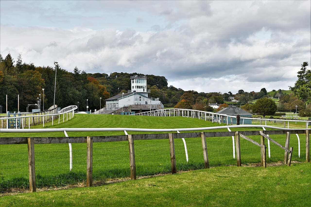 https://commons.wikimedia.org/wiki/File:Cartmel_Racecourse_-_geograph.org.uk_-_6656705.jpg